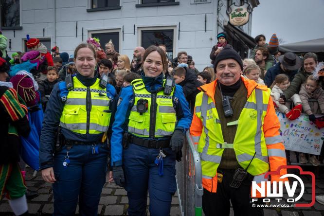 Grote drukte rond de haven in Elburg: Sinterklaas warm onthaald door talloze kinderen. - © NWVFoto.nl