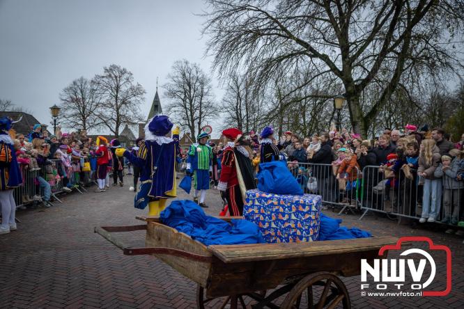 Grote drukte rond de haven in Elburg: Sinterklaas warm onthaald door talloze kinderen. - © NWVFoto.nl