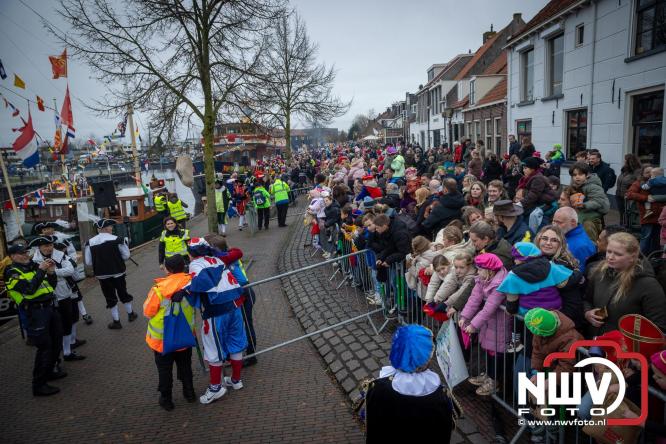 Grote drukte rond de haven in Elburg: Sinterklaas warm onthaald door talloze kinderen. - © NWVFoto.nl