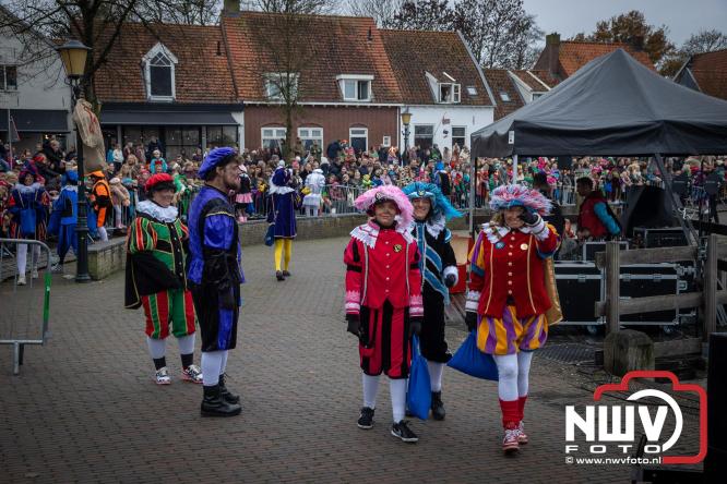 Grote drukte rond de haven in Elburg: Sinterklaas warm onthaald door talloze kinderen. - © NWVFoto.nl