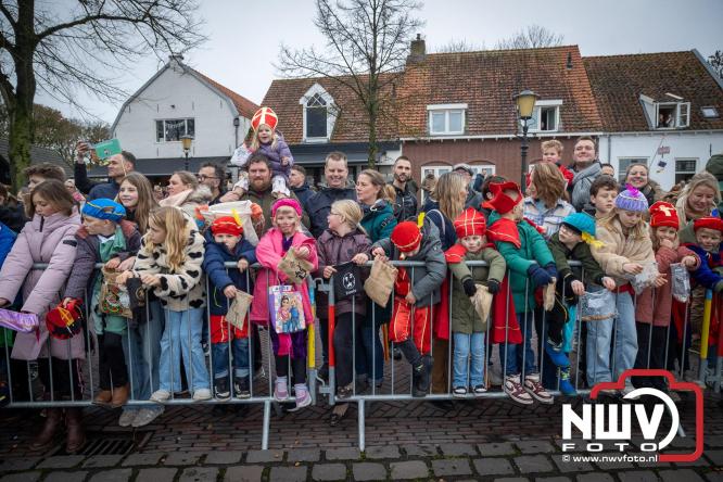 Grote drukte rond de haven in Elburg: Sinterklaas warm onthaald door talloze kinderen. - © NWVFoto.nl