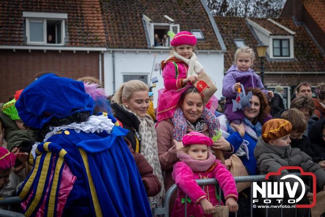 Grote drukte rond de haven in Elburg: Sinterklaas warm onthaald door talloze kinderen. - © NWVFoto.nl