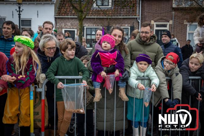 Grote drukte rond de haven in Elburg: Sinterklaas warm onthaald door talloze kinderen. - © NWVFoto.nl