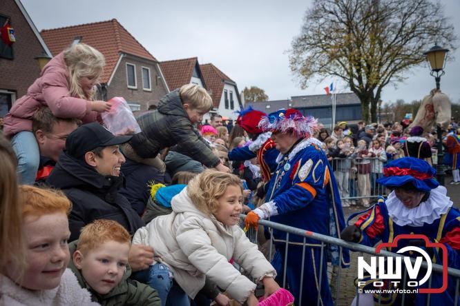 Grote drukte rond de haven in Elburg: Sinterklaas warm onthaald door talloze kinderen. - © NWVFoto.nl