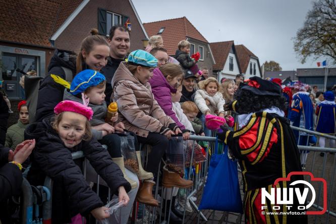 Grote drukte rond de haven in Elburg: Sinterklaas warm onthaald door talloze kinderen. - © NWVFoto.nl
