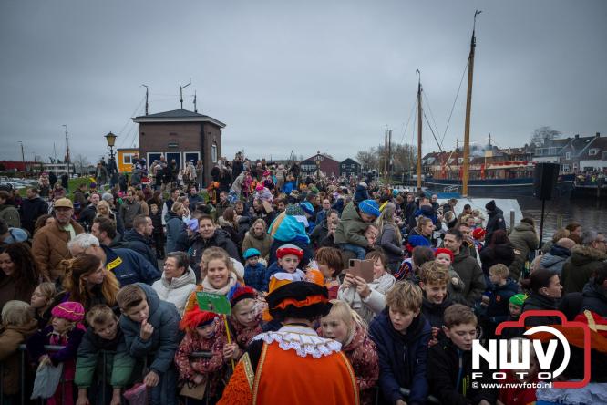 Grote drukte rond de haven in Elburg: Sinterklaas warm onthaald door talloze kinderen. - © NWVFoto.nl