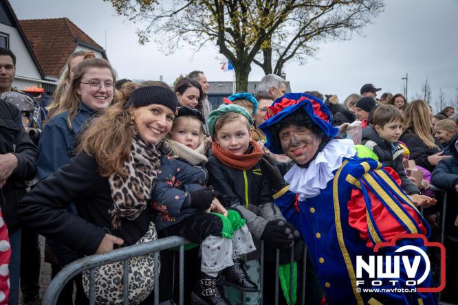 Grote drukte rond de haven in Elburg: Sinterklaas warm onthaald door talloze kinderen. - © NWVFoto.nl