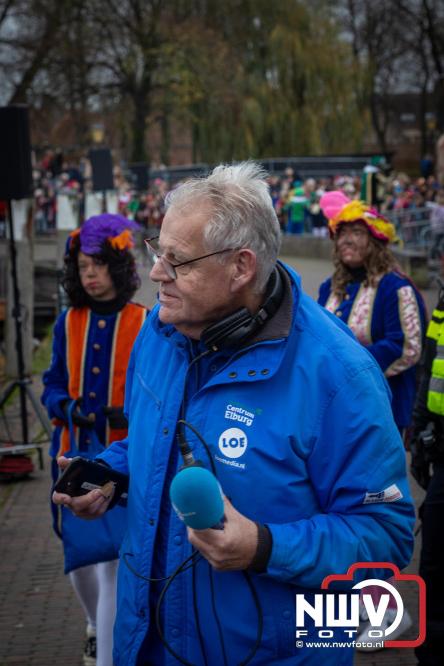 Grote drukte rond de haven in Elburg: Sinterklaas warm onthaald door talloze kinderen. - © NWVFoto.nl