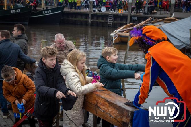 Grote drukte rond de haven in Elburg: Sinterklaas warm onthaald door talloze kinderen. - © NWVFoto.nl