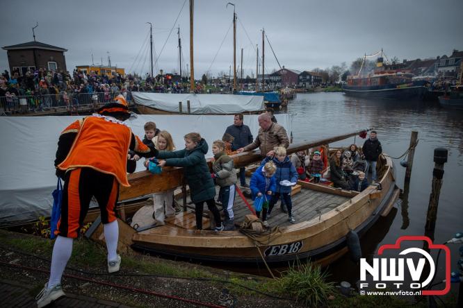 Grote drukte rond de haven in Elburg: Sinterklaas warm onthaald door talloze kinderen. - © NWVFoto.nl