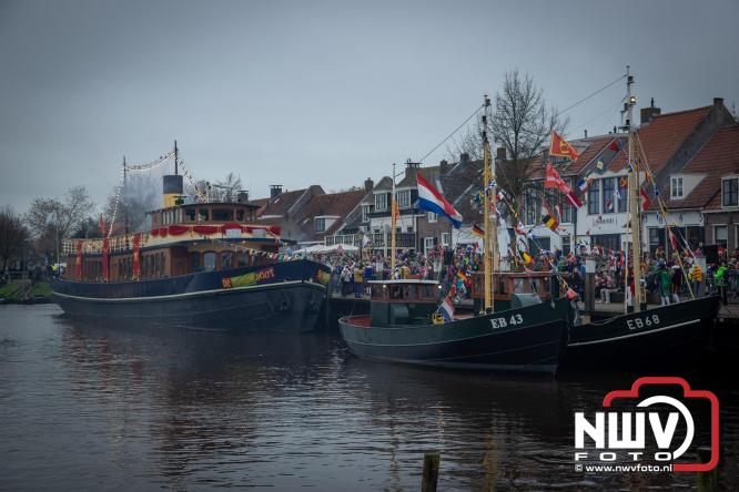 Grote drukte rond de haven in Elburg: Sinterklaas warm onthaald door talloze kinderen. - © NWVFoto.nl