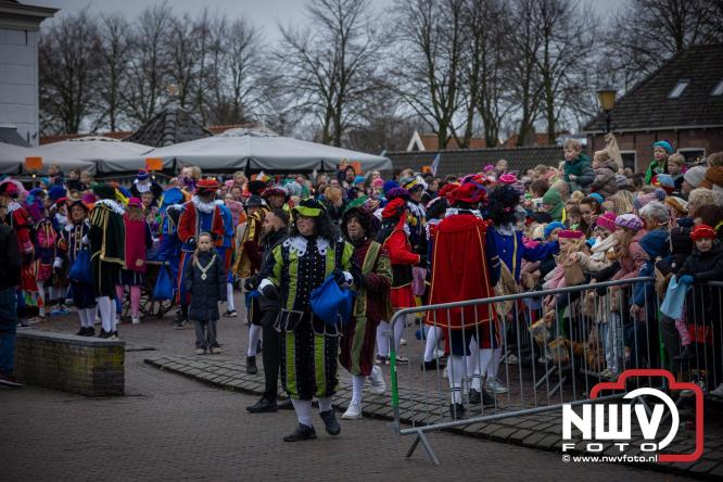 Grote drukte rond de haven in Elburg: Sinterklaas warm onthaald door talloze kinderen. - © NWVFoto.nl