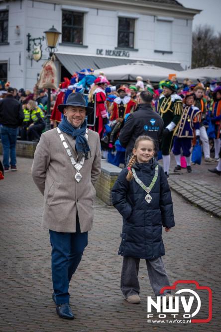 Grote drukte rond de haven in Elburg: Sinterklaas warm onthaald door talloze kinderen. - © NWVFoto.nl