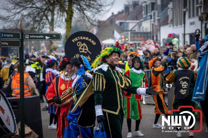 Grote drukte rond de haven in Elburg: Sinterklaas warm onthaald door talloze kinderen. - © NWVFoto.nl