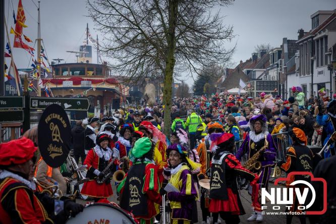 Grote drukte rond de haven in Elburg: Sinterklaas warm onthaald door talloze kinderen. - © NWVFoto.nl