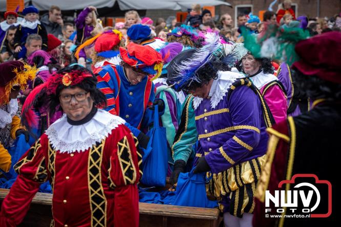 Grote drukte rond de haven in Elburg: Sinterklaas warm onthaald door talloze kinderen. - © NWVFoto.nl