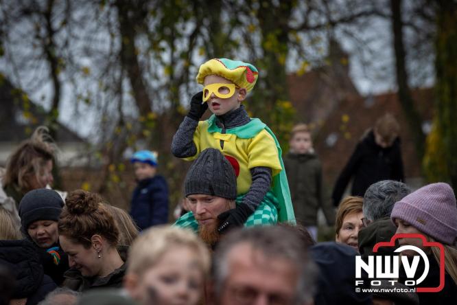 Grote drukte rond de haven in Elburg: Sinterklaas warm onthaald door talloze kinderen. - © NWVFoto.nl