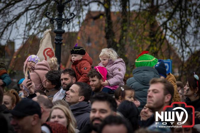 Grote drukte rond de haven in Elburg: Sinterklaas warm onthaald door talloze kinderen. - © NWVFoto.nl