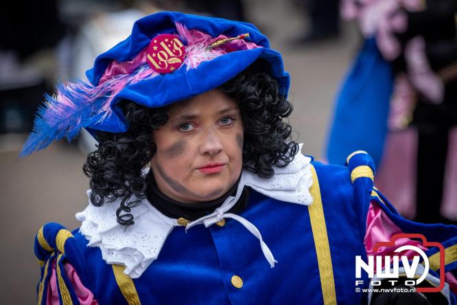 Grote drukte rond de haven in Elburg: Sinterklaas warm onthaald door talloze kinderen. - © NWVFoto.nl