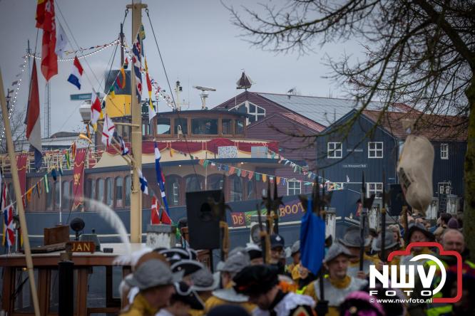 Grote drukte rond de haven in Elburg: Sinterklaas warm onthaald door talloze kinderen. - © NWVFoto.nl