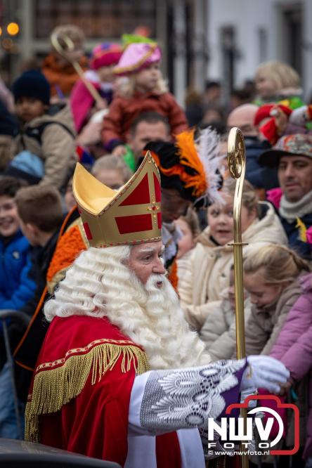 Grote drukte rond de haven in Elburg: Sinterklaas warm onthaald door talloze kinderen. - © NWVFoto.nl