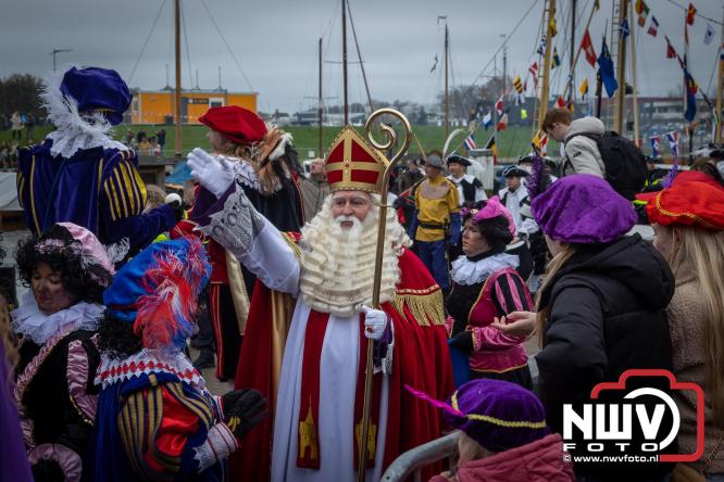 Grote drukte rond de haven in Elburg: Sinterklaas warm onthaald door talloze kinderen. - © NWVFoto.nl