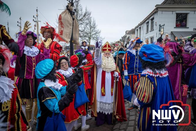 Grote drukte rond de haven in Elburg: Sinterklaas warm onthaald door talloze kinderen. - © NWVFoto.nl