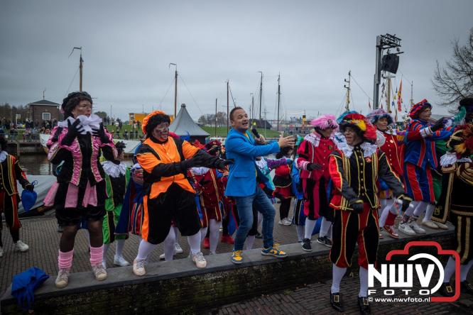 Grote drukte rond de haven in Elburg: Sinterklaas warm onthaald door talloze kinderen. - © NWVFoto.nl