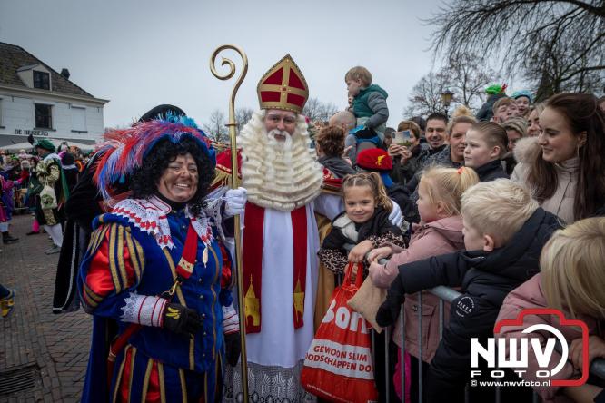 Grote drukte rond de haven in Elburg: Sinterklaas warm onthaald door talloze kinderen. - © NWVFoto.nl