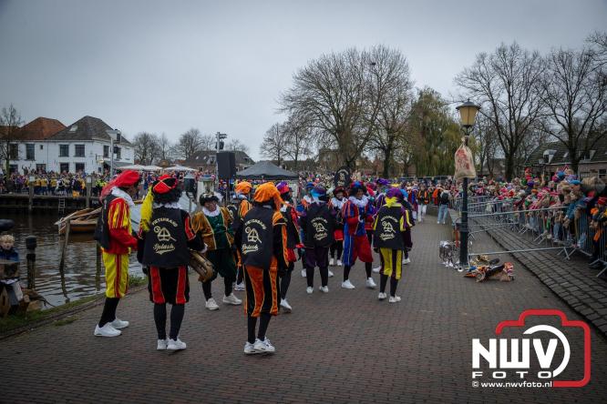 Grote drukte rond de haven in Elburg: Sinterklaas warm onthaald door talloze kinderen. - © NWVFoto.nl