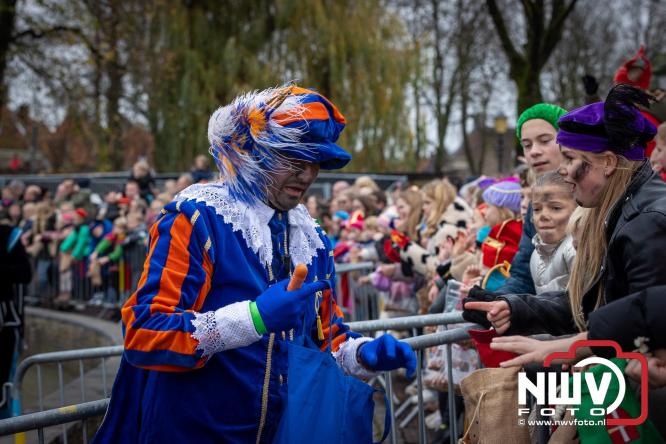 Grote drukte rond de haven in Elburg: Sinterklaas warm onthaald door talloze kinderen. - © NWVFoto.nl