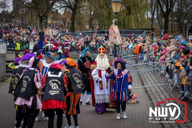 Grote drukte rond de haven in Elburg: Sinterklaas warm onthaald door talloze kinderen. - © NWVFoto.nl