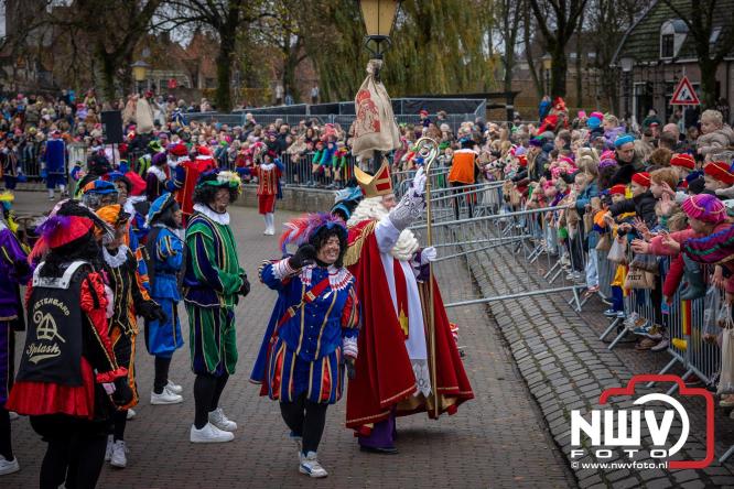 Grote drukte rond de haven in Elburg: Sinterklaas warm onthaald door talloze kinderen. - © NWVFoto.nl