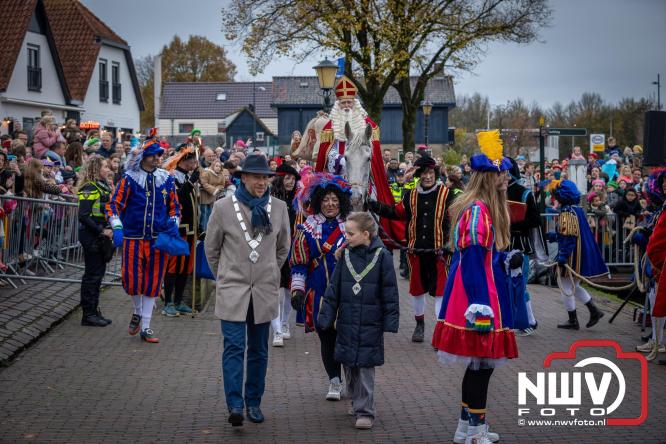Grote drukte rond de haven in Elburg: Sinterklaas warm onthaald door talloze kinderen. - © NWVFoto.nl