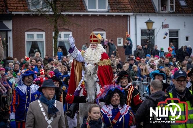 Grote drukte rond de haven in Elburg: Sinterklaas warm onthaald door talloze kinderen. - © NWVFoto.nl