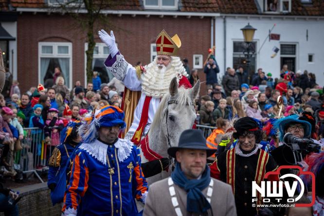 Grote drukte rond de haven in Elburg: Sinterklaas warm onthaald door talloze kinderen. - © NWVFoto.nl