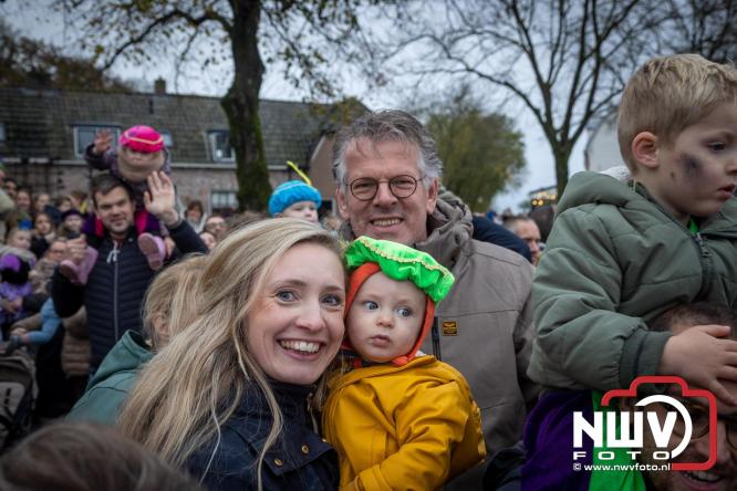 Grote drukte rond de haven in Elburg: Sinterklaas warm onthaald door talloze kinderen. - © NWVFoto.nl
