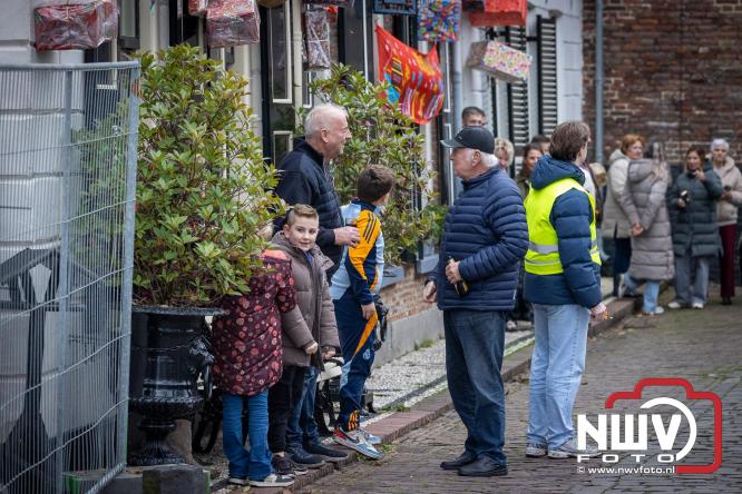 Grote drukte rond de haven in Elburg: Sinterklaas warm onthaald door talloze kinderen. - © NWVFoto.nl