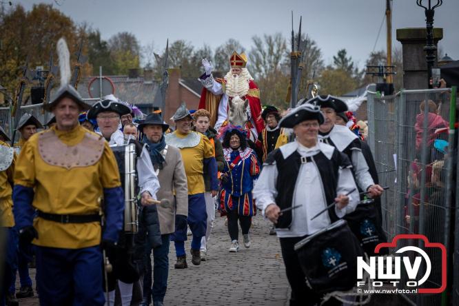 Grote drukte rond de haven in Elburg: Sinterklaas warm onthaald door talloze kinderen. - © NWVFoto.nl