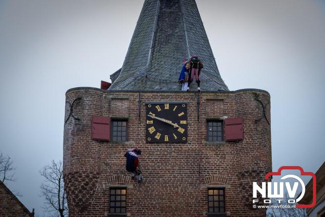 Grote drukte rond de haven in Elburg: Sinterklaas warm onthaald door talloze kinderen. - © NWVFoto.nl