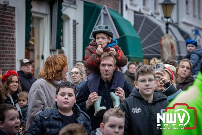Grote drukte rond de haven in Elburg: Sinterklaas warm onthaald door talloze kinderen. - © NWVFoto.nl