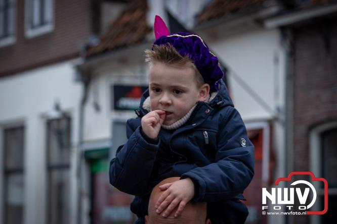 Grote drukte rond de haven in Elburg: Sinterklaas warm onthaald door talloze kinderen. - © NWVFoto.nl
