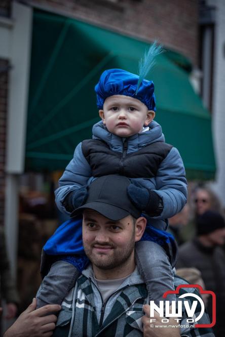 Grote drukte rond de haven in Elburg: Sinterklaas warm onthaald door talloze kinderen. - © NWVFoto.nl