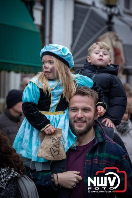 Grote drukte rond de haven in Elburg: Sinterklaas warm onthaald door talloze kinderen. - © NWVFoto.nl