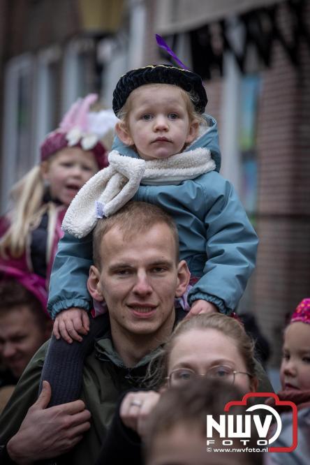 Grote drukte rond de haven in Elburg: Sinterklaas warm onthaald door talloze kinderen. - © NWVFoto.nl