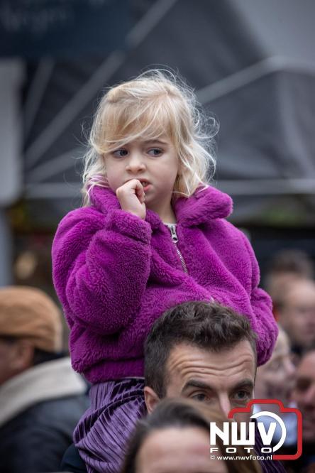 Grote drukte rond de haven in Elburg: Sinterklaas warm onthaald door talloze kinderen. - © NWVFoto.nl