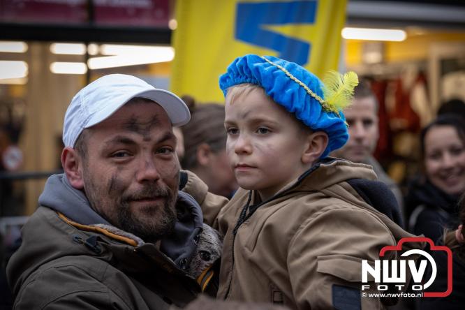 Grote drukte rond de haven in Elburg: Sinterklaas warm onthaald door talloze kinderen. - © NWVFoto.nl