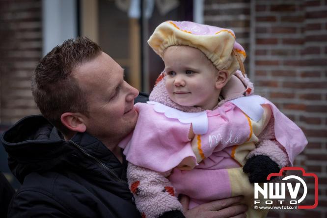 Grote drukte rond de haven in Elburg: Sinterklaas warm onthaald door talloze kinderen. - © NWVFoto.nl
