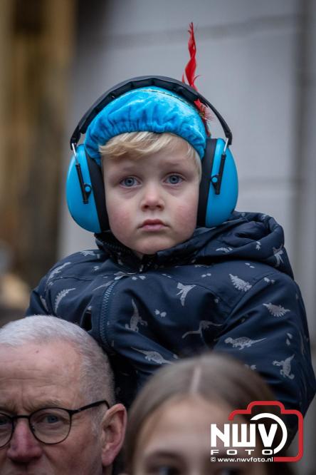 Grote drukte rond de haven in Elburg: Sinterklaas warm onthaald door talloze kinderen. - © NWVFoto.nl