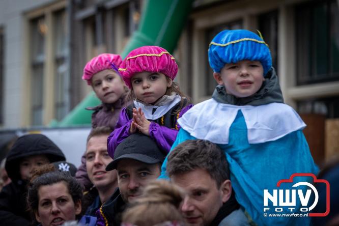 Grote drukte rond de haven in Elburg: Sinterklaas warm onthaald door talloze kinderen. - © NWVFoto.nl